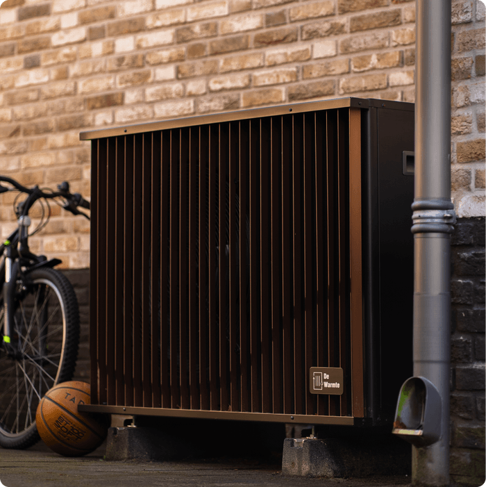 Impressiefoto van de Pomp-AO hybride warmtepomp, waarbij het moderne ontwerp en de functionaliteit van de warmtepomp worden getoond.